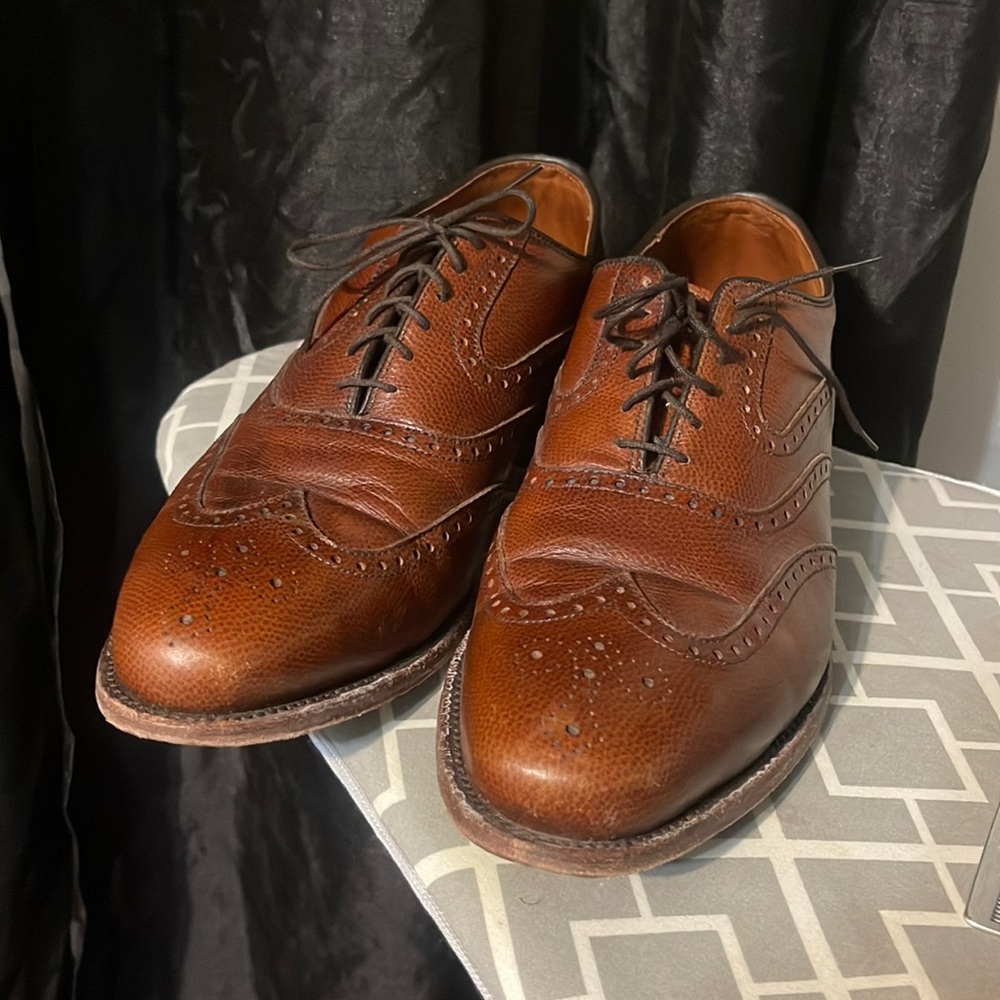 Picture do no justice!! Beautiful allen Edmonds slightly worn, too big for me!!!